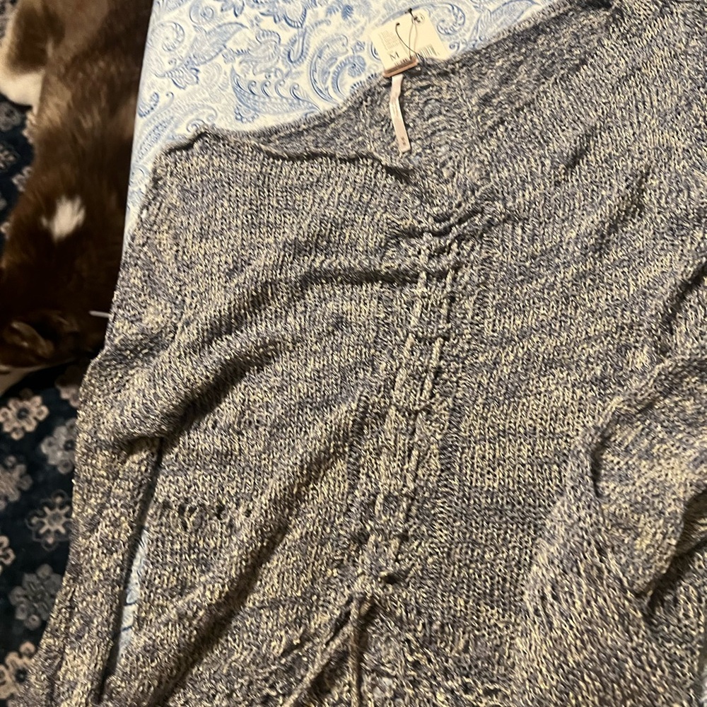 Gray V-Neck Sweater with Cozy Knit and Relaxed Fit